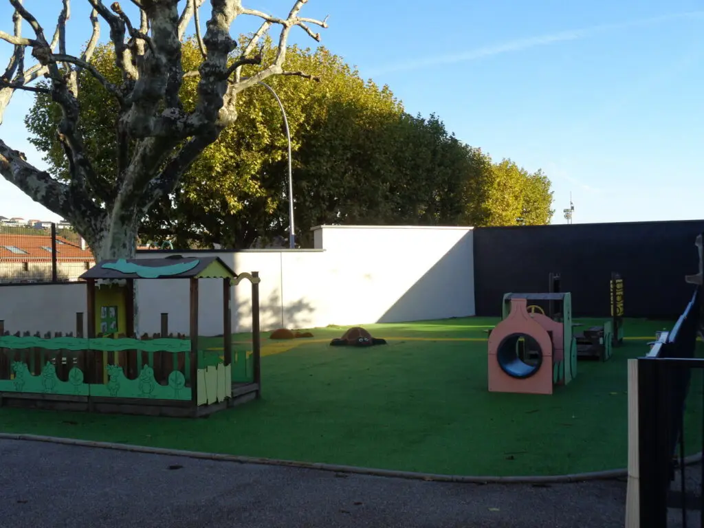 dans-la-cour-des-plus-petits-jeux-et-revetement-de-sol-ont-ete-remplaces-photo-progres-francoise-sutour-1668450741